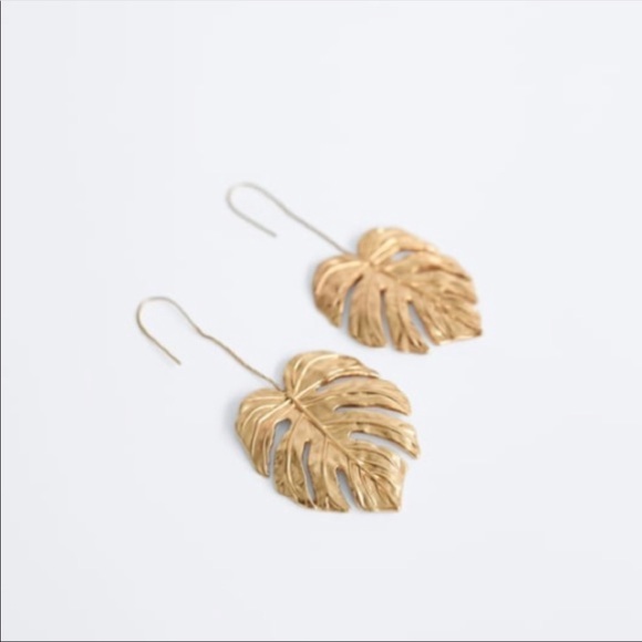 Zara Pendant Monstera Earrings - Picture 3 of 6